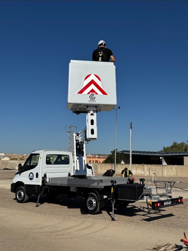 ENTREGA DE LA PLATAFORMA SOBRE CAMIÓN MOVEX TLR 20 EN BAILÉN (JAÉN) - GRUPEMA