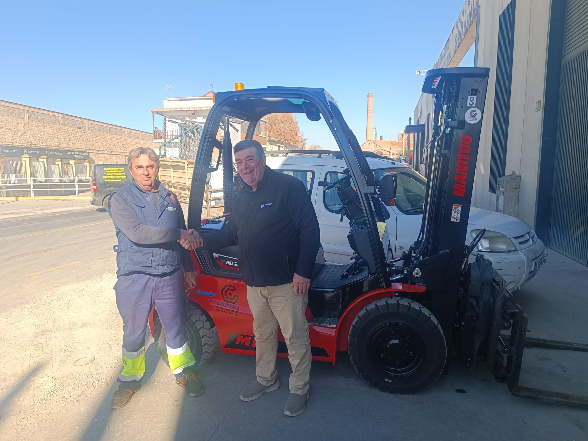 ENTREGA DE LA CARRETILLA ELEVADORA MANITOU MI25D EN GRANADA - GRUPEMA