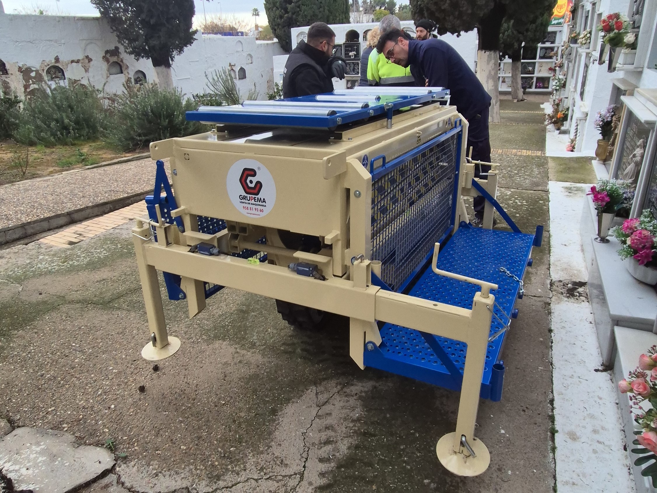 ENTREGA DE LA PLATAFORMA PORTAFÉRETROS MTC ORUGA 2PT INTERFRONT EN CASTILLEJA DE LA CUESTA (SEVILLA) - GRUPEMA