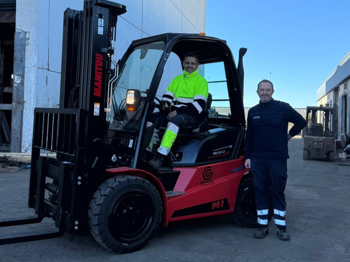 ENTREGA DE LA CARRETILLA ELEVADORA MANITOU MI 35 D EN LINARES (JAÉN) - GRUPEMA